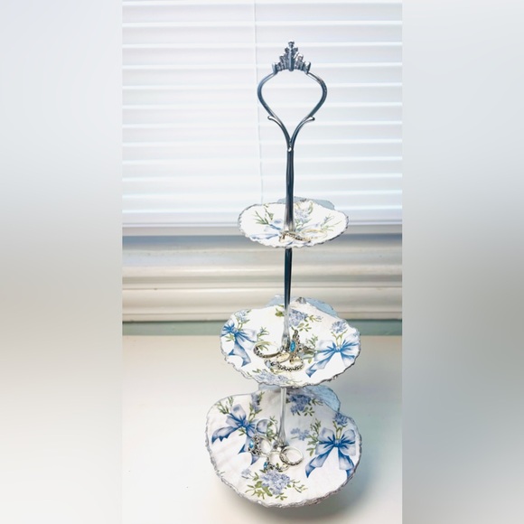 Handmade 3 Tier Scallop Shell Jewelry Stand With Blue Bow Decoupage design - Picture 4 of 13